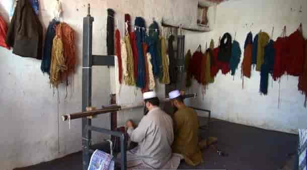 طالبانی که کلاشینکوف را با کارگاه قالین بافی عوض کردند